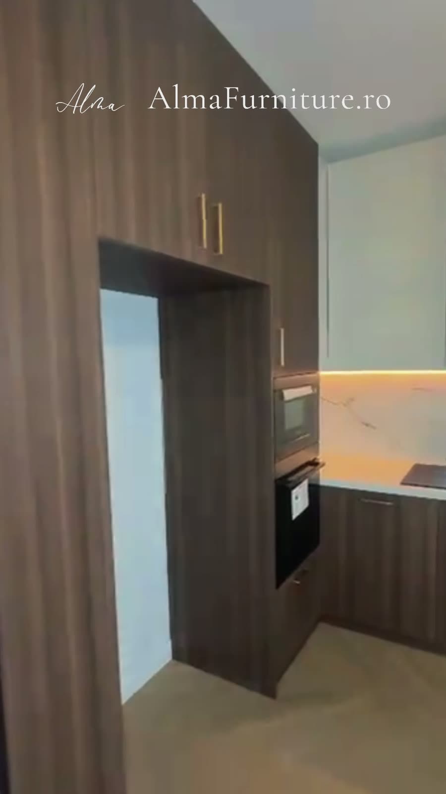 Bucătărie modernă cu fronturi din nuc