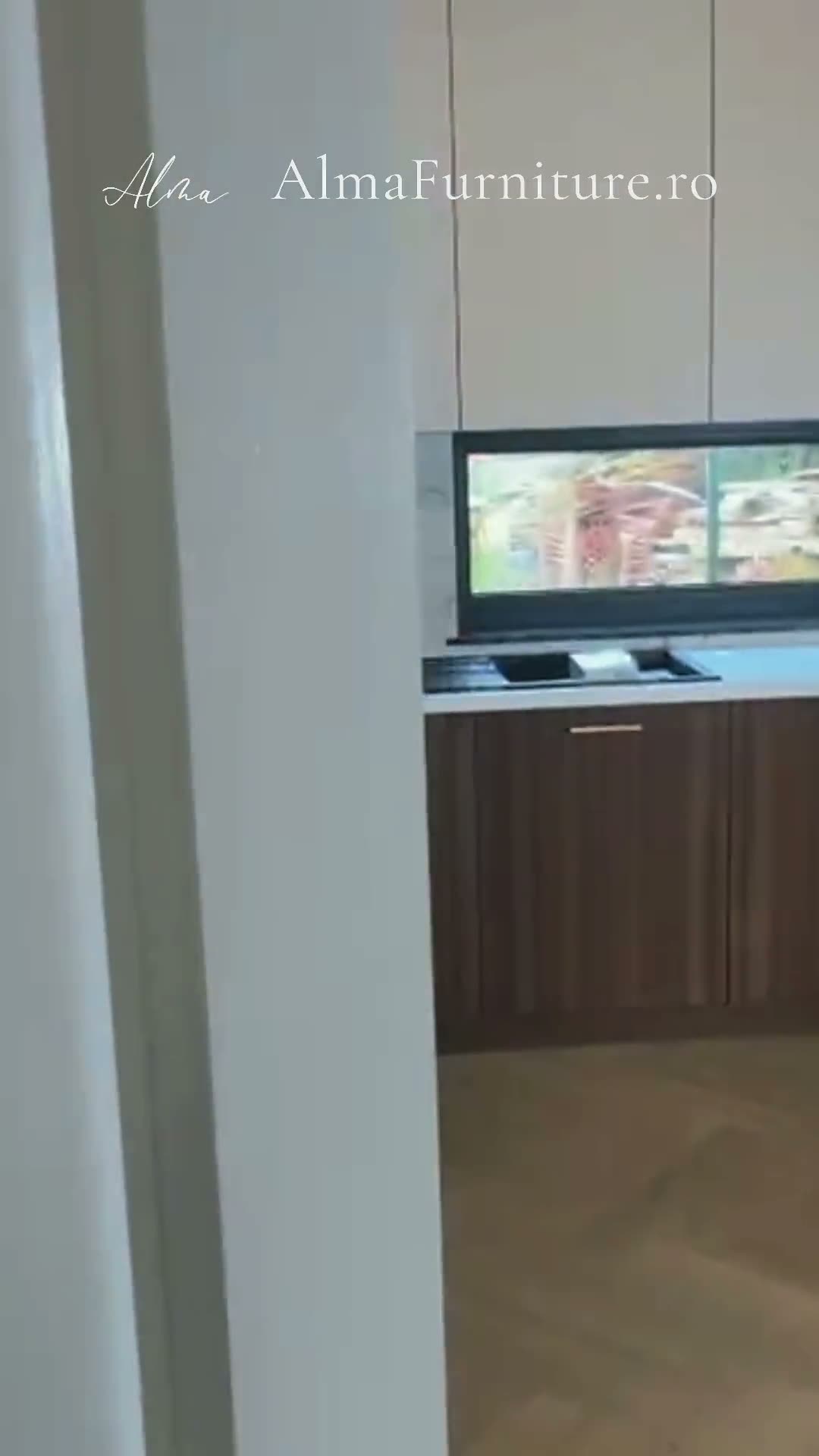 Bucătărie modernă cu fronturi din nuc